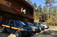 Литва передала шість позашляховиків для українських природних парків
