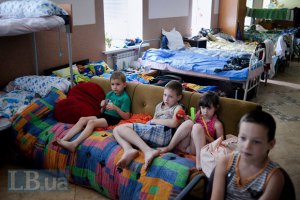 Детей переселенцев размещают в киевских детсадах и школах вне очереди