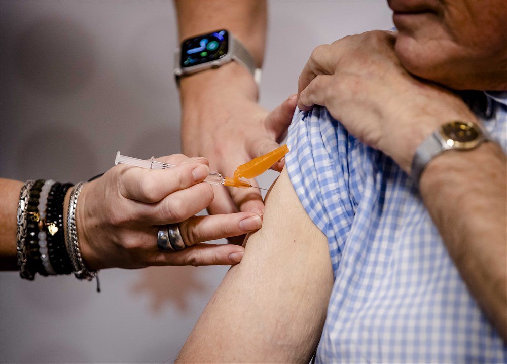  Чоловік отримує щеплення під час національної кампанії щорічного щеплення від грипу в медичному центрі поблизу Утрехта, Нідерланди, 17 жовтня 2022 року.