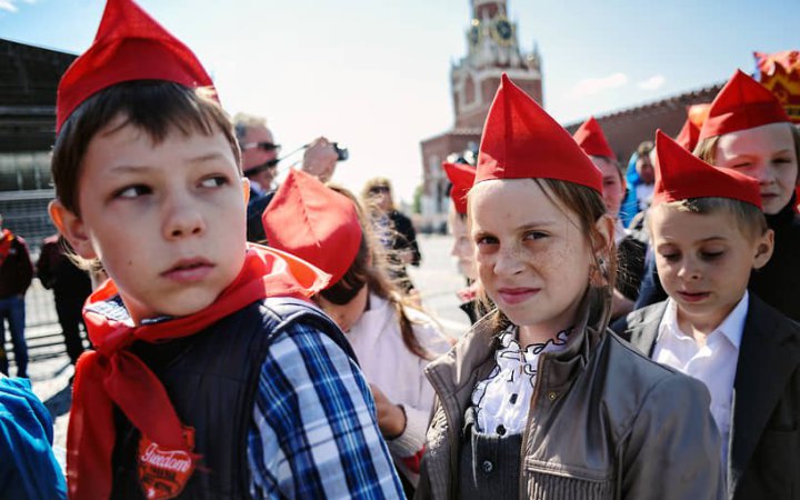 СЗР: Кремль сформував централізовану модель ідеологічного контролю над молоддю