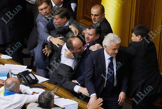 Владимир Литвин, объявив вечерние заседание закрытым, покидает трибуну парламента