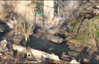 "Азов" показал, как российские танкисты в Мариуполе стреляют по дому с мирными жителями