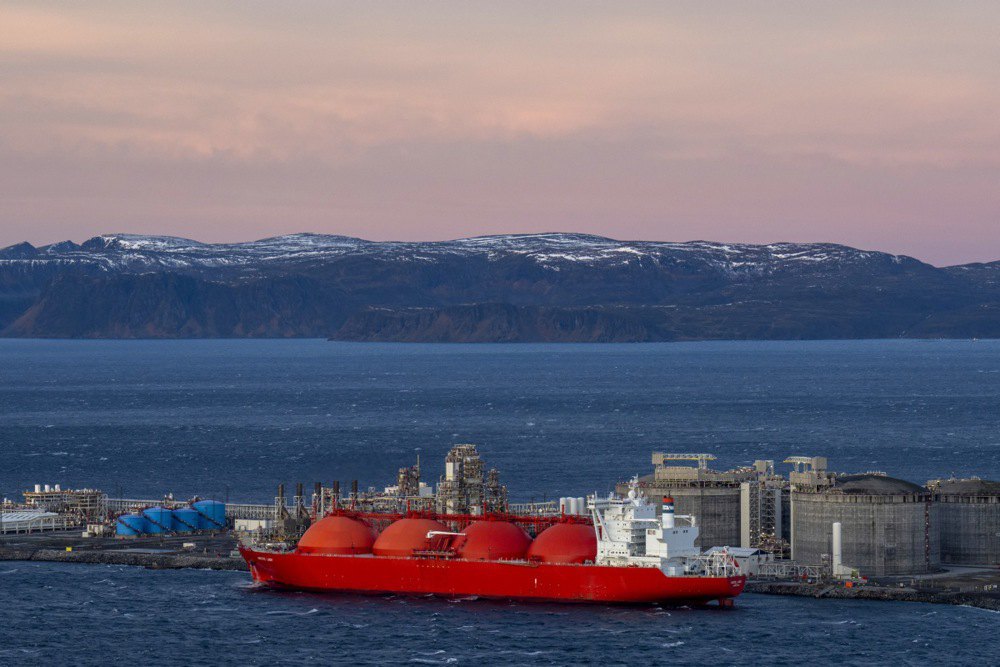 Завод на норвезькому острові Мелькея, де обробляють природний газ із родовища Сньовіт, який потім повертається до району Сньовіт і закачується в резервуар на глибині 2600 м у Баренцевому морі біля узбережжя Хаммерфеста, 2 листопада 2022 р.
