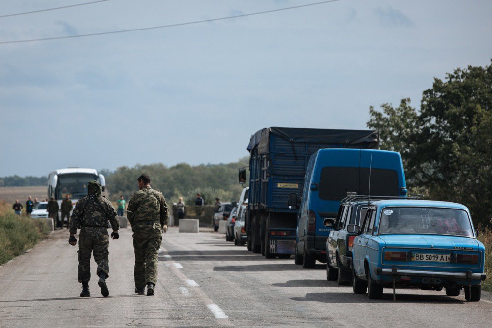 Черга на блокпосту сепаратистів поблизу міста Слов'яносербськ, Луганська область. 10 вересня 2014 року.