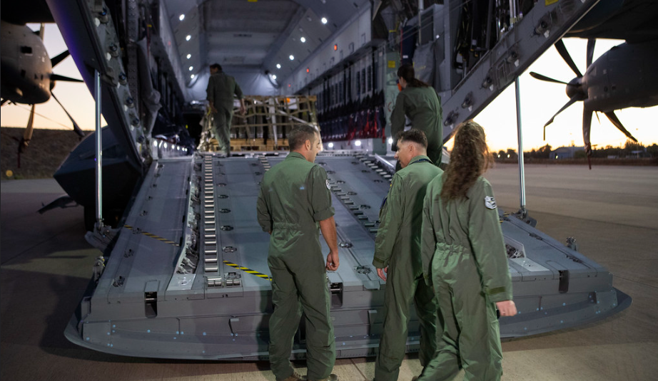 Завантаження боєприпасів для України на військово-транспортний літак A400M, авіабаза Рота, Іспанія 