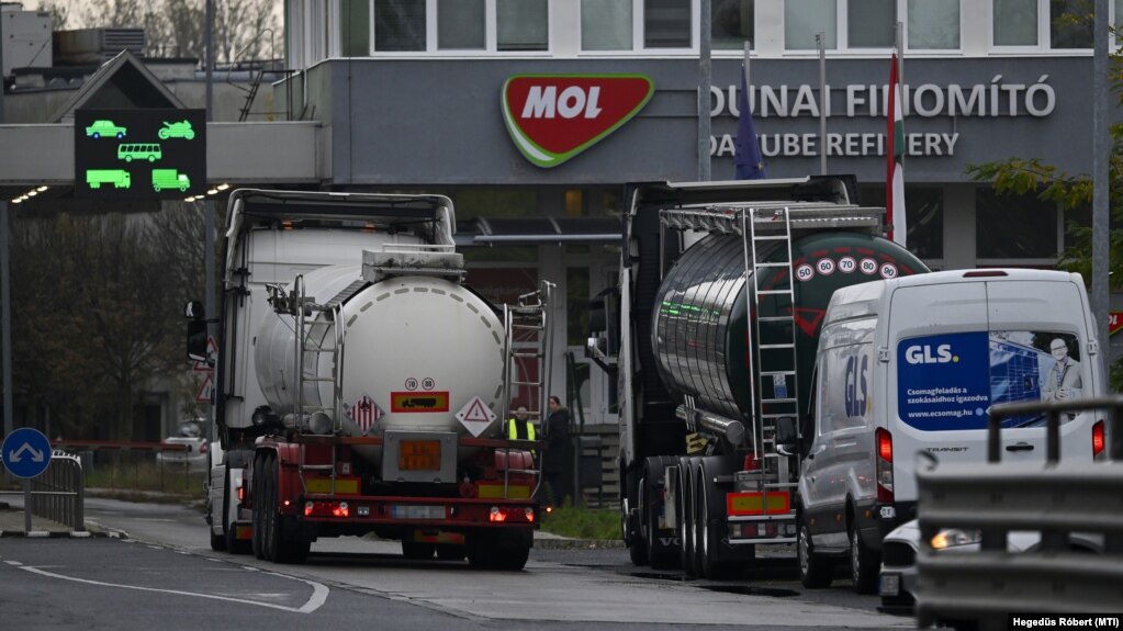 В’їзд на територію угорського нафтопереробного заводу MOL в Сазхаломбатті, 27 кілометрів від Будапешта, 21 жовтня 2025 р