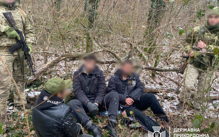 Прикордонники затримали чоловіків, які намагались втекти з України 