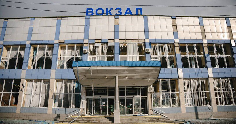 Пошкоджений залізничний вокзал у Сумах після обстрілу .