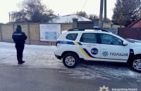 На Київщині 18-річна дівчина калічила кошеня і знімала це на телефон. Поліція розпочала розслідування