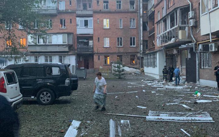 Окупанти обстріляли Харків: влучили у двір житлового будинку в центрі міста