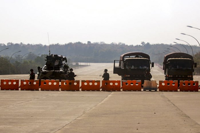 Армия заблокировала дорогу к зданию парламента в Нейпьито, Мьянма, 1 февраля 2021 года