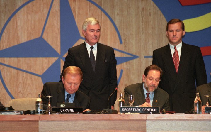 Президент України Леонід Кучма та генсек НАТО Хав'єр Солана підписали Хартію про особливе партнерство НАТО та України 9 липня 1997 року в Мадриді (основоположний документ у наших відносинах з Альянсом)