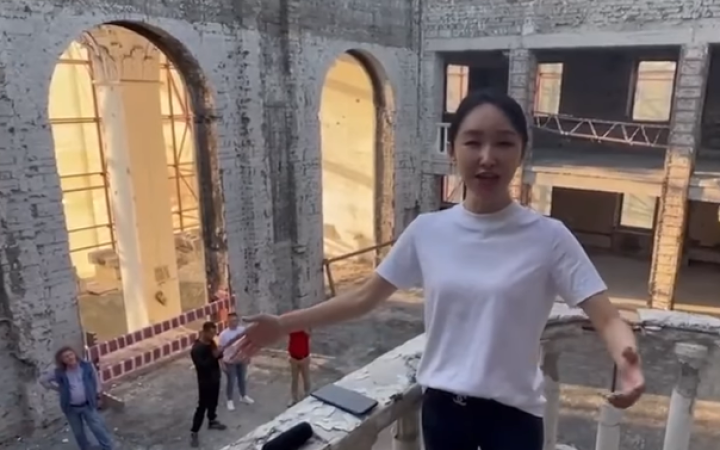 Китайська співачка виконала “катюшу” на руїнах драмтеатру в Маріуполі, де російська армія вбила понад 600 людей
