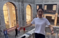 Китайська співачка виконала “катюшу” на руїнах драмтеатру в Маріуполі, де російська армія вбила понад 600 людей