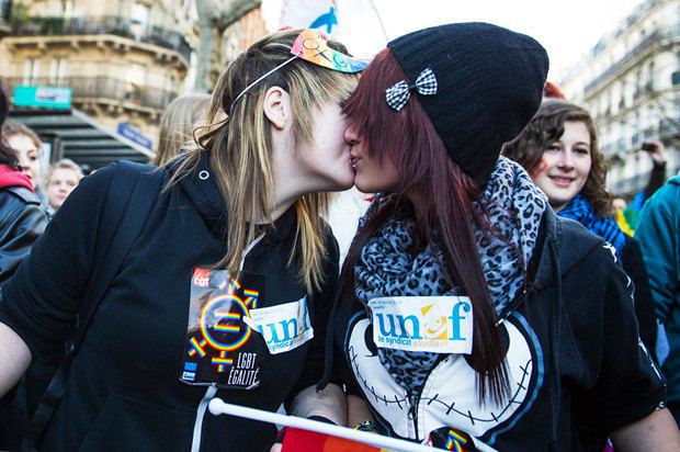 Во время акции в поддержку секс-меншинств во Франции