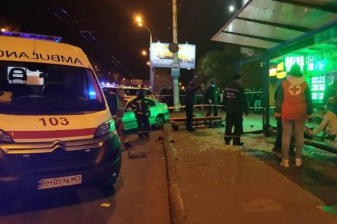 В Одессе авто влетело в автобусную остановку, пострадали 4 человека (обновлено)