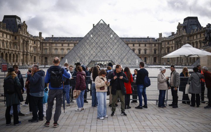 У справі про пограбування Лувру кількість підозрюваних зросла до чотирьох 