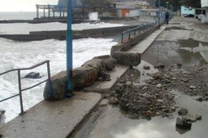 ​Ущерб от шторма в Алуште и Ялте составил 16 млн грн
