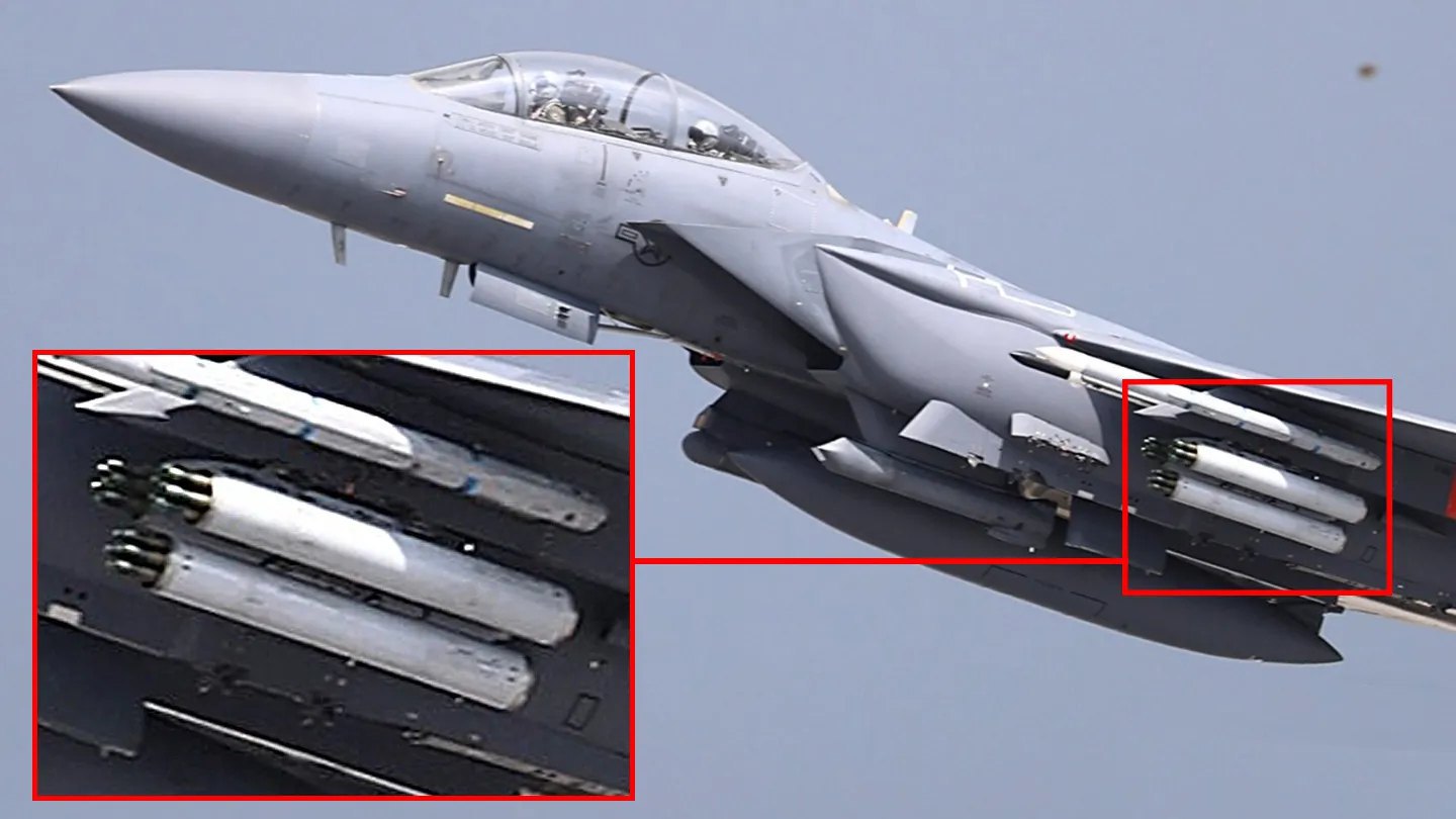 <i>F-15E Strike Eagle</i> ВПС США, оснащений трьома семизарядними 70-міліметровими ракетними блоками