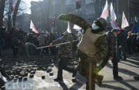 На Шовковичній одному з протестувальників прострелили ногу з травмата