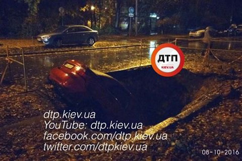 В Киеве автомобиль провалился в яму на проезжей части  
