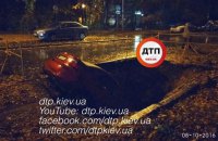 У Києві автомобіль провалився в яму на проїжджій частині