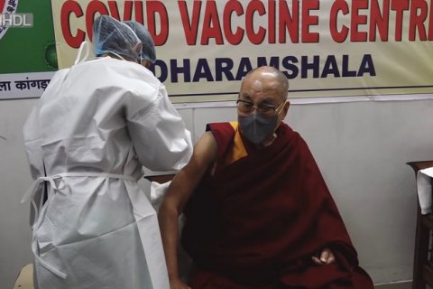 Далай-лама зробив щеплення від ковіду