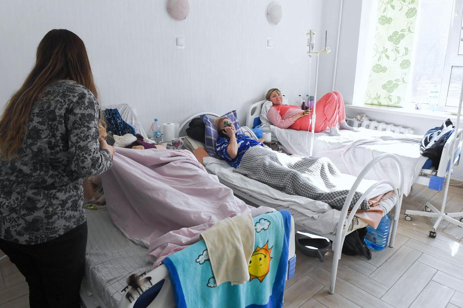Пацієнти, котрі постраждали від російських бомбардувань, у лікарні в Харкові, 24 березня 2022 р.