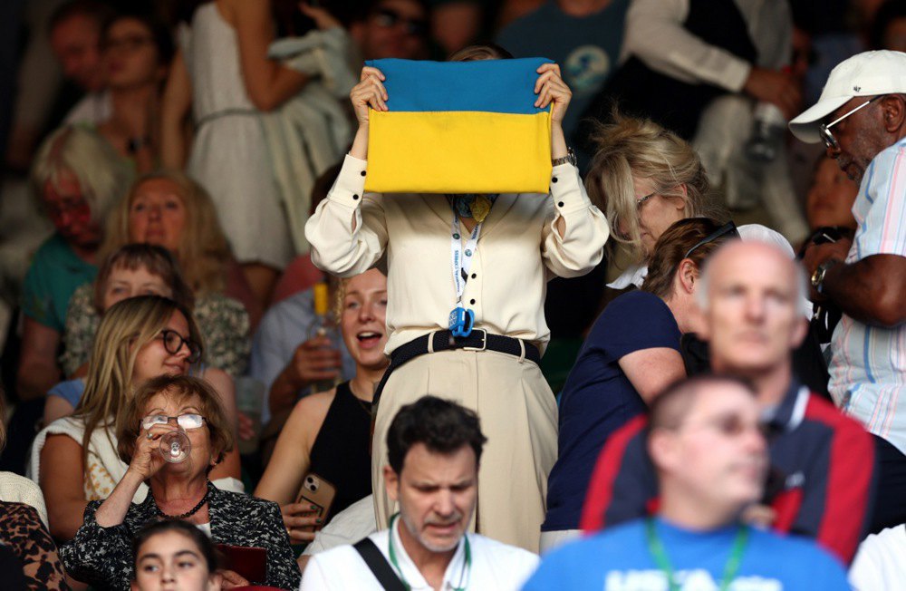 Уболівальниця з українським прапором під час матчу Еліни Світоліної проти нейтральної Вікторії Азаренко в матчі 4-го раунду жіночого одиночного розряду на Вімблдоні, Великобританія, 9 липня 2023 р.