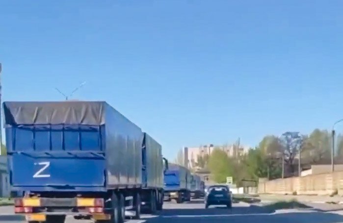 Крадене українське зерно вивозять вантажівками в Крим