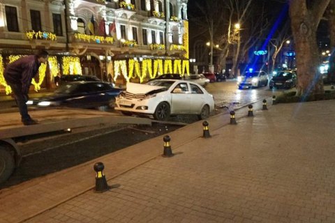 Пьяный водитель на "Мерседесе" протаранил три припаркованных автомобиля в центре Одессы