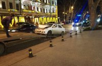 П'яний водій на "Мерседесі" протаранив три припарковані авто в центрі Одеси