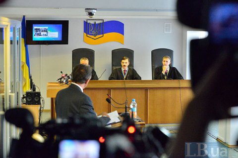 Адвокати зірвали засідання суду у справі Януковича