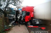 У Житомирській області через водія "Москвича" розбилися дві фури