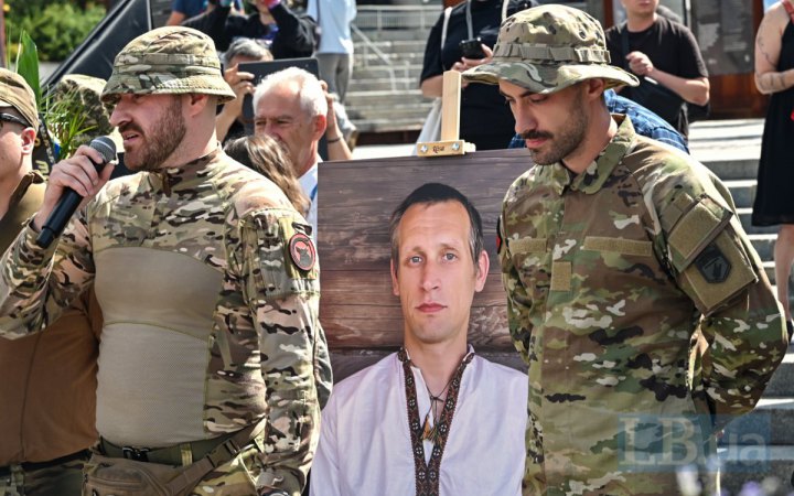 Цілісний і вільний: прощання з художником, активістом, українським воїном Давидом Чичканом 