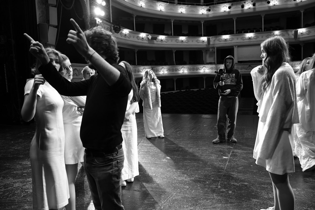 Репетиція вистави «Благальниці»