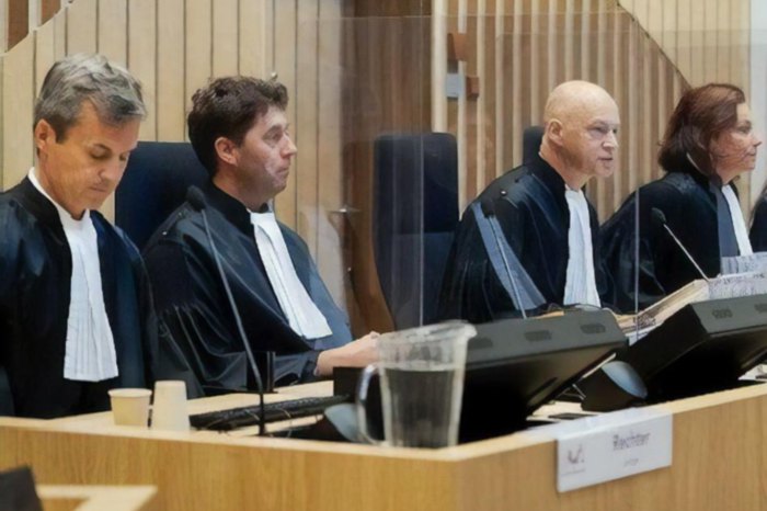Суддя Дагмар Костер (другий зліва) під час засідання суду