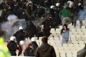 Столкновения фанов во время греческого дерби - 60 задержанных