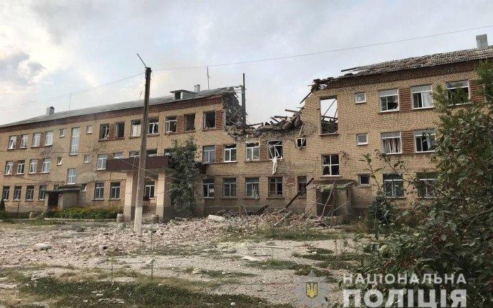 Російські війська на Донеччині вдарили по школах, житлових будинках і лікувальному закладу, – поліція