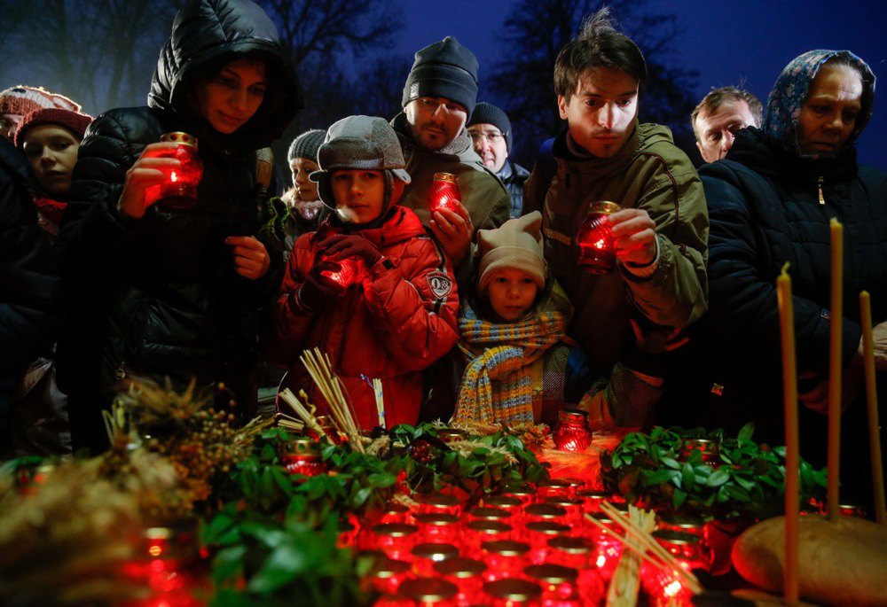 Родини під час поминальної церемонії пам'яті жертв Голодомору в Україні 1932–1933 років, Київ