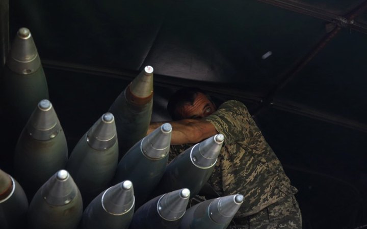 Байден може законно передати мільйони снарядів для України, – Forbes