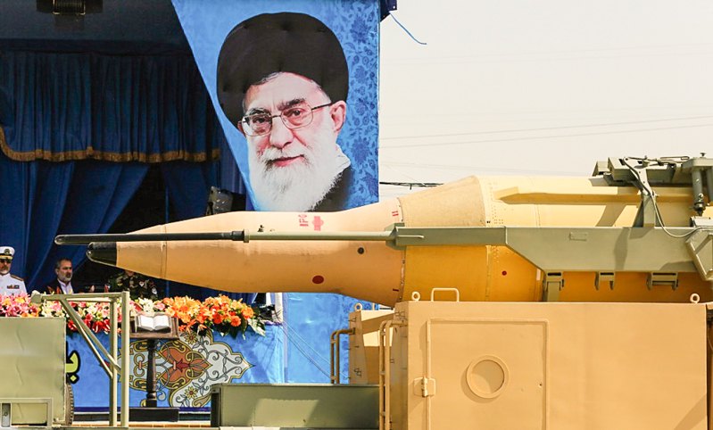 Іранська військова вантажівка з балістичною ракету великої дальності Ghadr-F проїжджає повз плакат із зображенням верховного
лідера Ірану аятоли Алі Хаменеї під час військового параду у Тегерані, 22 вересня 2014 року.