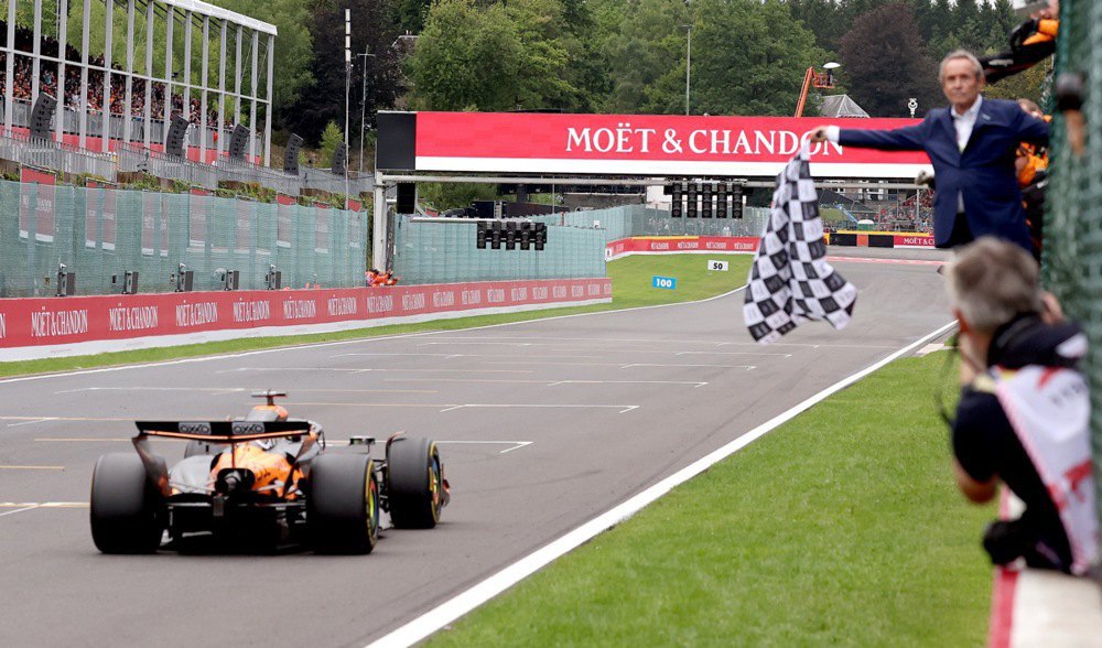 Оскар Піастрі на фініші