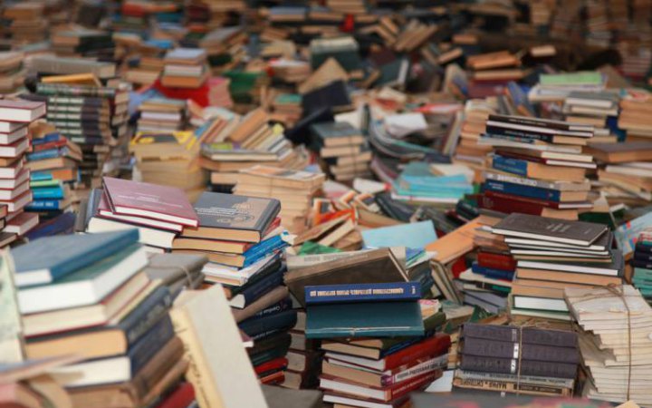 Кияни здали на макулатуру 25 тонн російських книг. На кошти від переробки куплять авто для ЗСУ