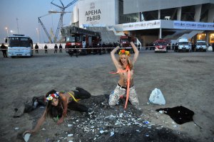 FEMEN разделись под Львовским стадионом