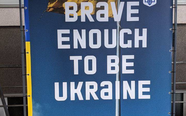 Українська сміливість та обличчя агресії РФ: на Львівській митниці встановили виставку на смузі руху для дипломатів