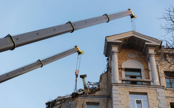 Рятувальна операція в Києві триває в складних умовах, - МВС
