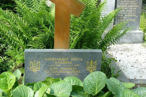 Родственники Александра Олеся согласны на перезахоронение его останков в Украине