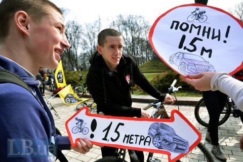 У Чехії автомобілістів зобов'яжуть об'їжджати велосипедистів на  відстані 1,5 метра