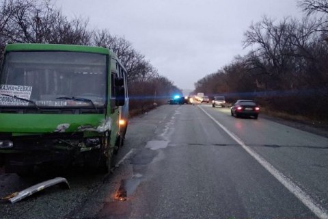 У Дніпропетровській області в ДТП з автобусом і легковиком загинули дві людини і постраждала дитина